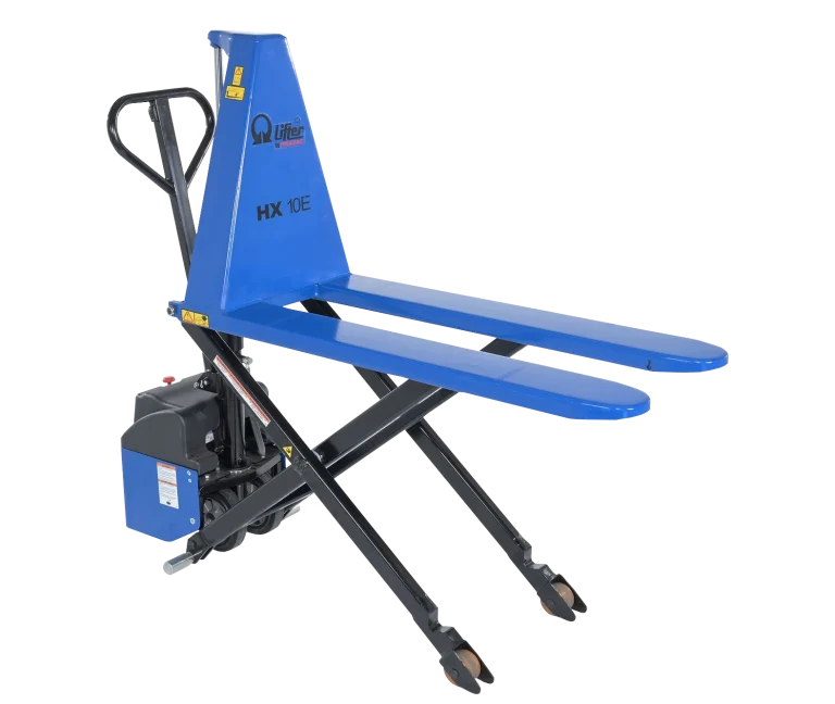 Diseñado para elevar plataformas, cajas y cestas de fondo abierto. Dos operaciones disponibles: bomba manual o alimentación de CC con interruptor basculante para subir o bajar. El diseño de la bomba manual cuenta con un mango ergonómico con dos velocidades de elevación para cargas ligeras o pesadas. Las unidades de alimentación de CC incluyen una (1) batería de 12 V y un cargador de batería integrado. Los estabilizadores laterales bloquean el elevador cuando la carga supera los 52,7 cm (20-1/2"). Rueda suavemente sobre ruedas de acero sobre polietileno. El sufijo "SS" corresponde a unidades de acero inoxidable. Las unidades de acero inoxidable ruedan sobre ruedas de nailon. 1