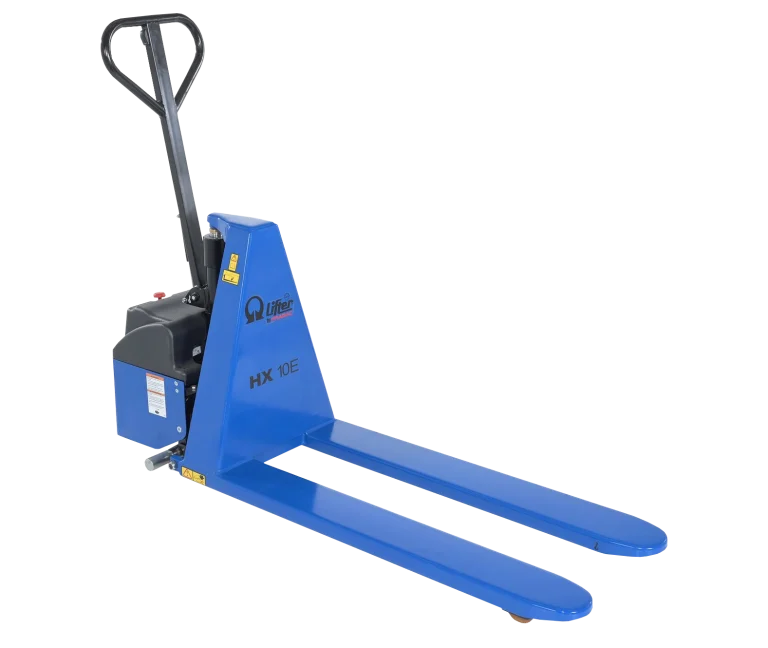 Diseñado para elevar plataformas, cajas y cestas de fondo abierto. Dos operaciones disponibles: bomba manual o alimentación de CC con interruptor basculante para subir o bajar. El diseño de la bomba manual cuenta con un mango ergonómico con dos velocidades de elevación para cargas ligeras o pesadas. Las unidades de alimentación de CC incluyen una (1) batería de 12 V y un cargador de batería integrado. Los estabilizadores laterales bloquean el elevador cuando la carga supera los 52,7 cm (20-1/2"). Rueda suavemente sobre ruedas de acero sobre polietileno. El sufijo "SS" corresponde a unidades de acero inoxidable. Las unidades de acero inoxidable ruedan sobre ruedas de nailon. 3